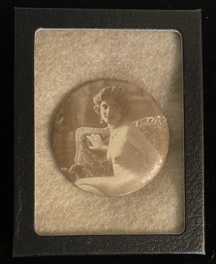 Exonumia PRETTY LADY (NUDE) 2 1/8″ SEPIA POCKET MIRROR CA 1910; NEAR MINT, SCARCE!